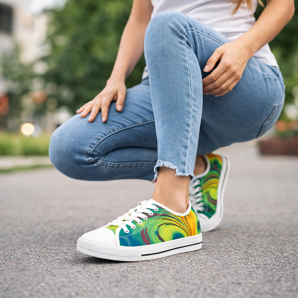 Fluid Modern Art Pattern Women’s Low Top Sneakers